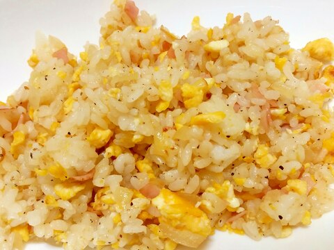 黒胡椒たっぷり！卵とハムと玉ねぎのチャーハン